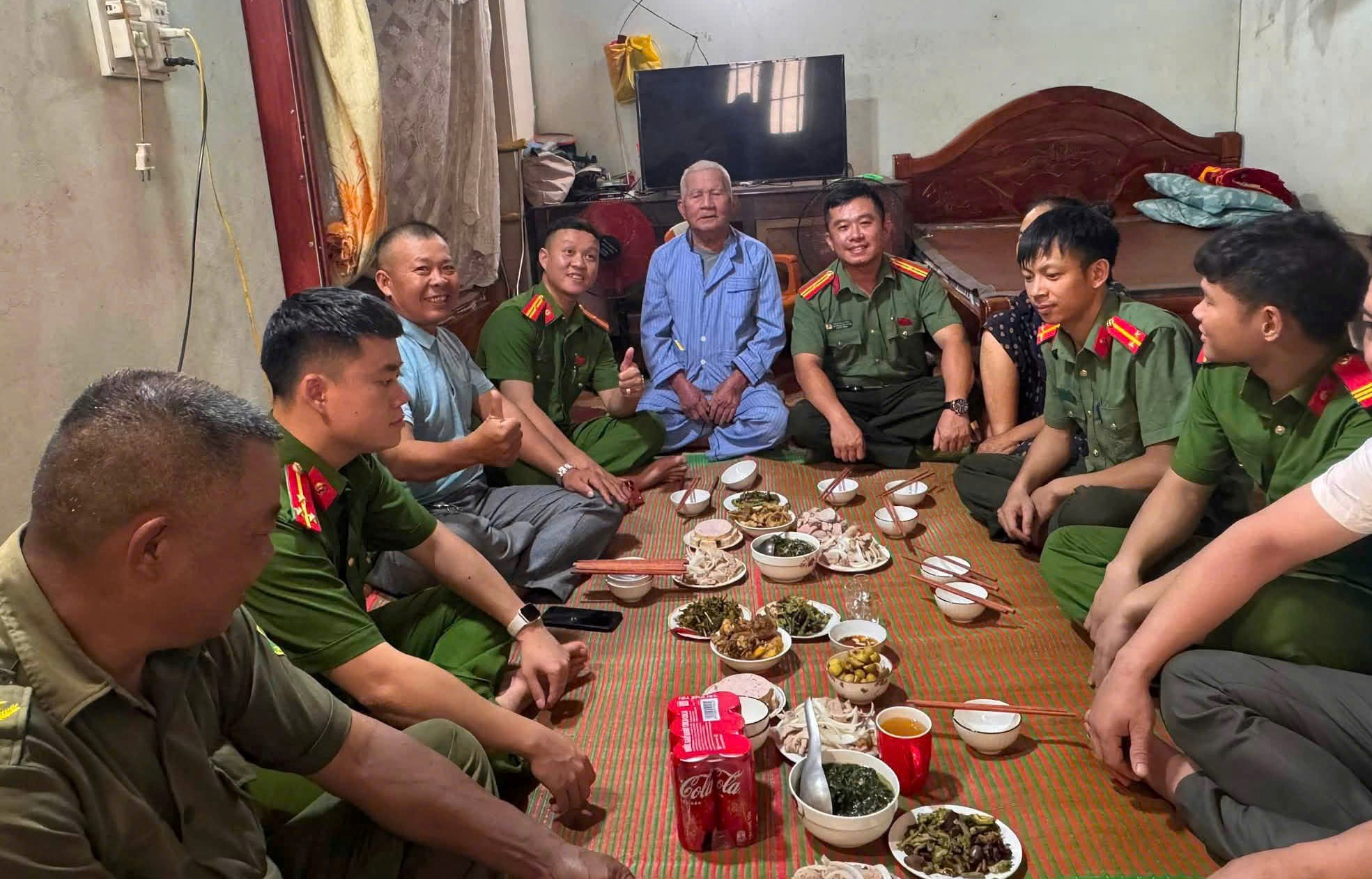 Công an xã tổ chức “Bữa cơm tri ân” thương binh Phạm Văn Phúc