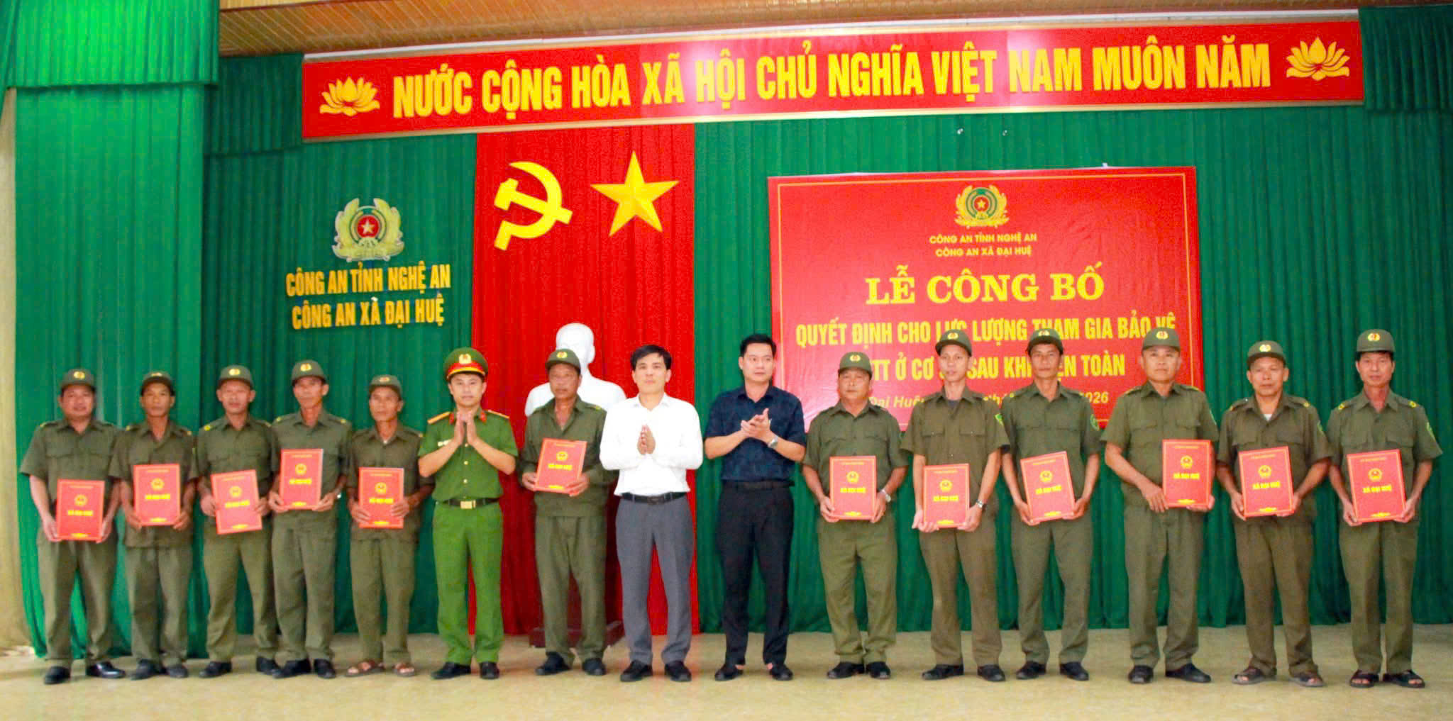 Trao Quyết định thành lập Tổ bảo vệ ANTT ở cơ sở