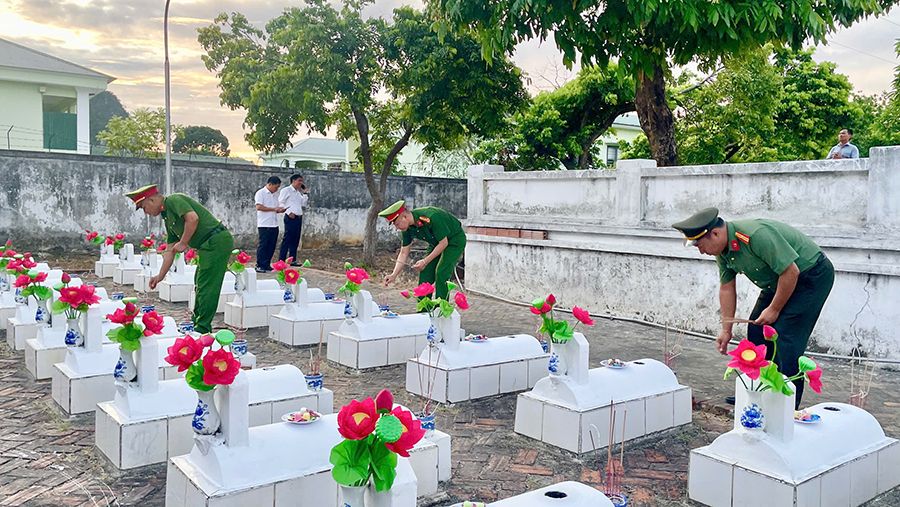 Công an xã thắp hương tri ân các Anh hùng liệt sĩ