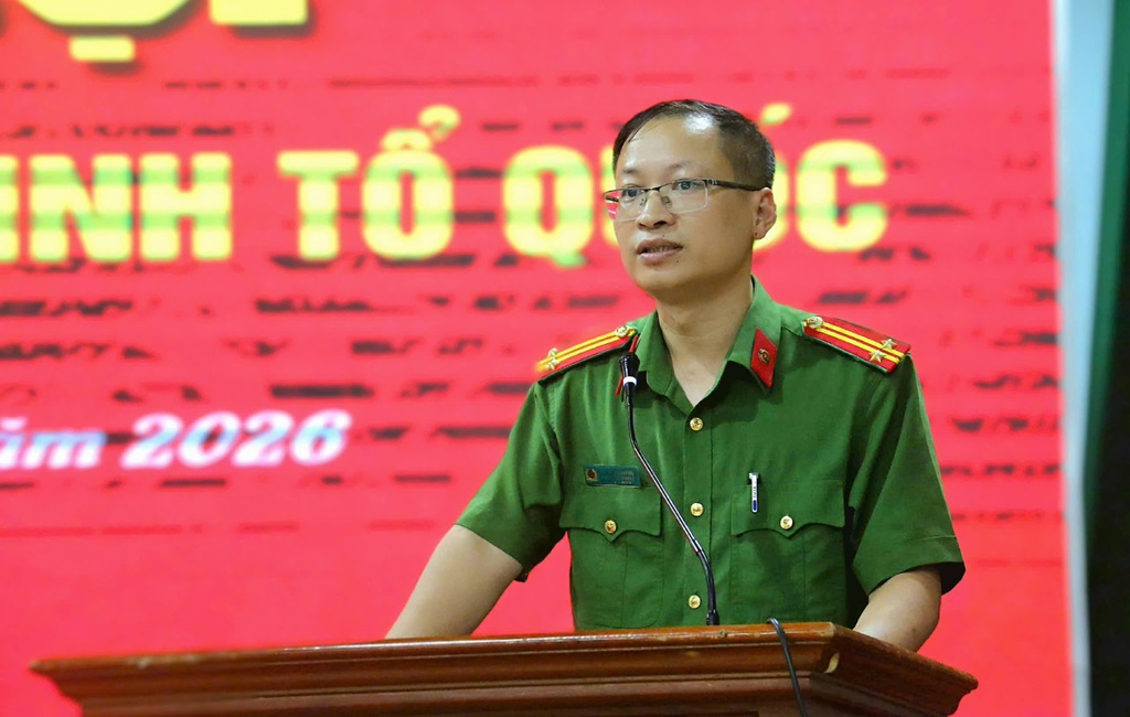 Đồng chí Trung tá Hà Văn Nguyên, Trưởng Công an xã Văn Kiều phát biểu 