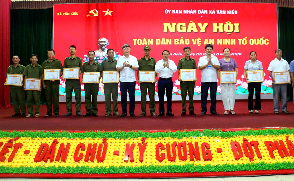 09 tập thể, 20 cá nhân được trao tặng Giấy khen của Chủ tịch UBND xã về thành tích xuất sắc trong phong trào toàn dân bảo vệ an ninh Tổ quốc