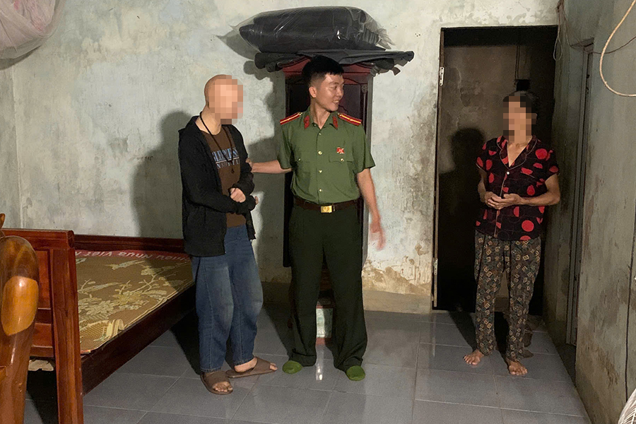 Công an phường Hoàng Mai trực tiếp đưa chị N. về bàn giao cho gia đình