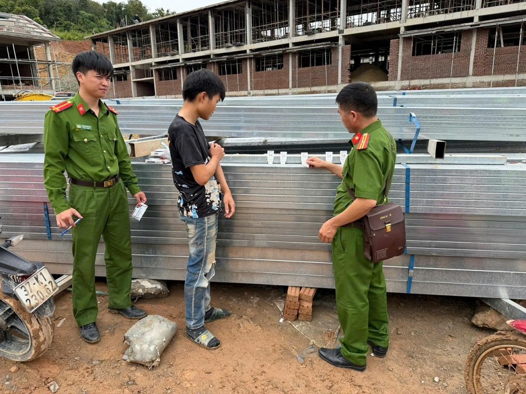 Công an xã Keng Đu kiểm tra, test nhanh ma túy đối với công nhân