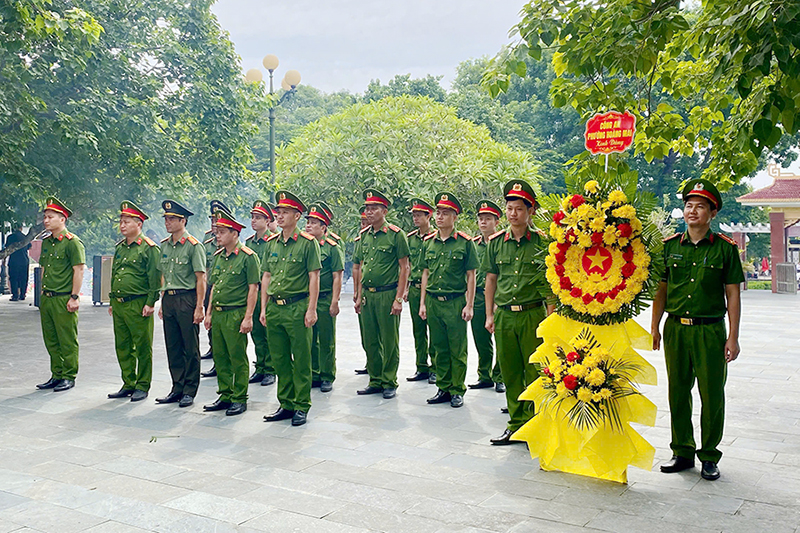 Công an phường Hoàng Mai dâng hoa, dâng hương tưởng niệm các Anh hùng liệt sĩ
