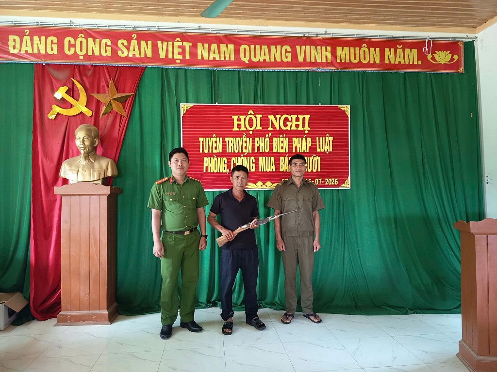 Người dân tự nguyện giao nộp vũ khí, vật liệu nổ cho Công an xã Keng Đu 