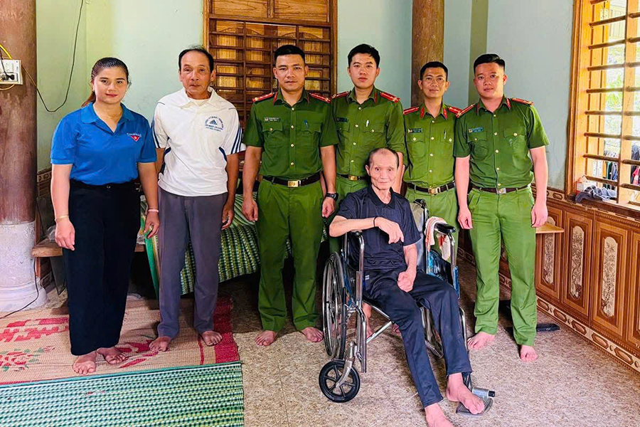 Thăm hỏi, tặng quà cựu chiến binh Vi Văn Thu