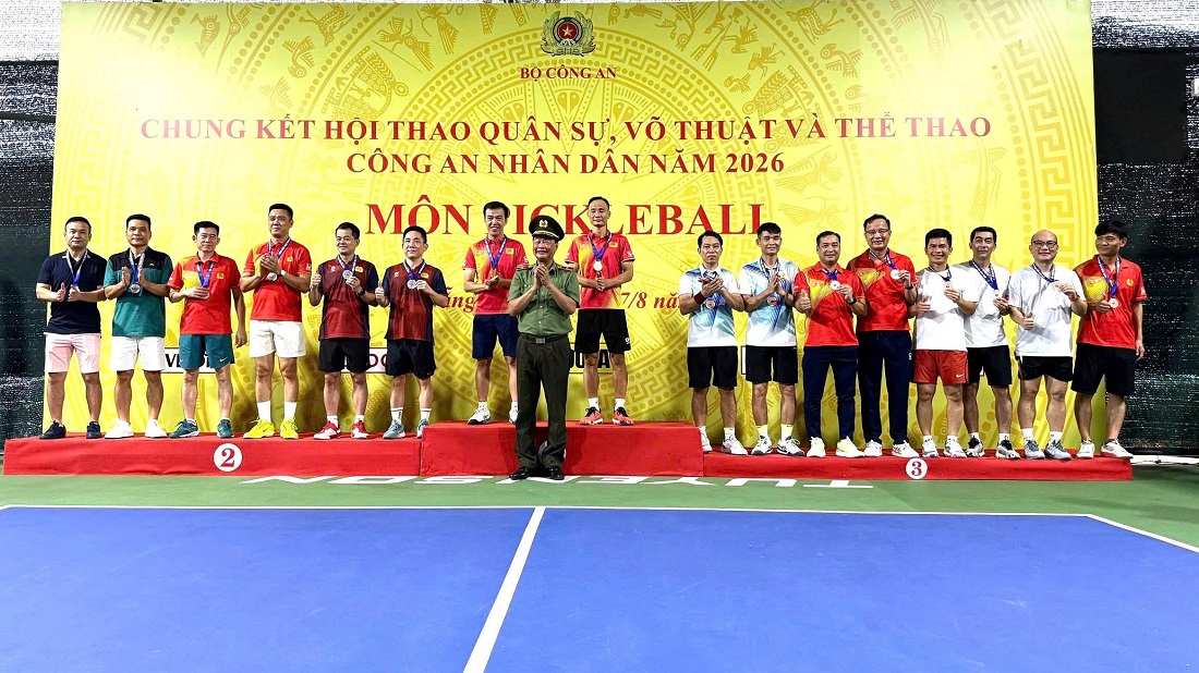 Đồng chí Thượng tá Lê Thanh Bình - Giám đốc Trung tâm Huấn luyện và bồi dưỡng nghiệp vụ, Phòng Tổ chức cán bộ và đồng chí Thượng tá Nguyễn Anh Tuấn - Đội trưởng, Phòng Cảnh sát điều tra tội phạm về ma túy giành Huy chương Đồng nội dung đôi nam trên 46 tuổi môn Pickleball