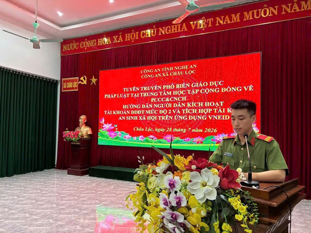 Công an xã phát biểu tại buổi lễ 