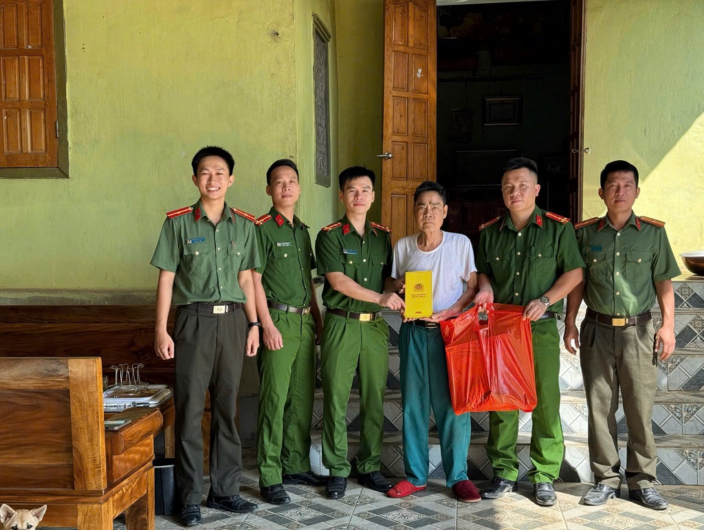 Công an xã thăm hỏi, tặng quà nhân Ngày Thương binh - Liệt sĩ