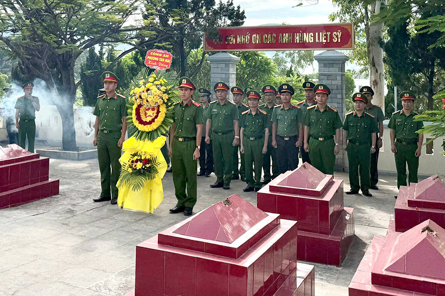 Công an phường dâng hoa, dâng hương tri ân các Anh hùng liệt sĩ