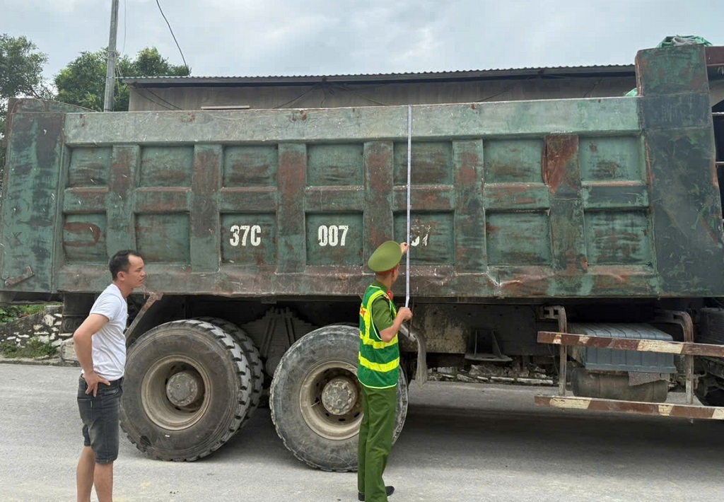 Công an xã rà soát phương tiện giao thông