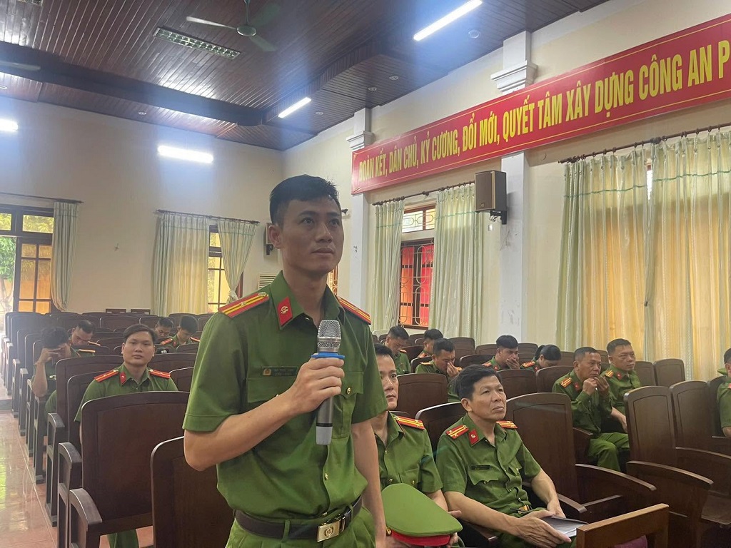 Cán bộ Công an phường phát biểu ý kiến
