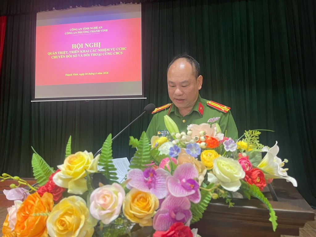 Đồng chí Trưởng Công an phường Thành Vinh giải đáp những vướng mắc, khó khăn của cán bộ, chiến sĩ