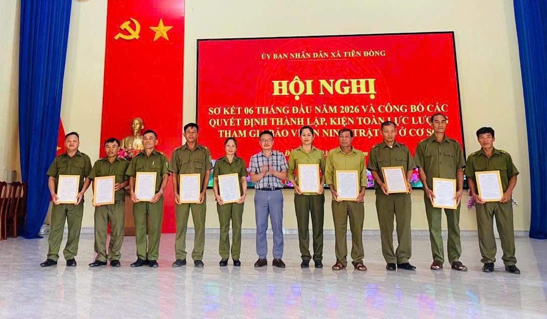 Trao Quyết định thành lập 10 Tổ lực lượng tham gia bảo vệ ANTT ở cơ sở