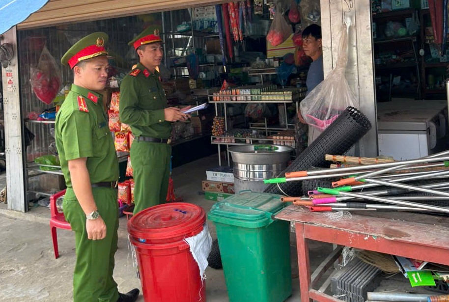 Công an xã Tiên Đồng ra quân giải tỏa hành lang ATGT