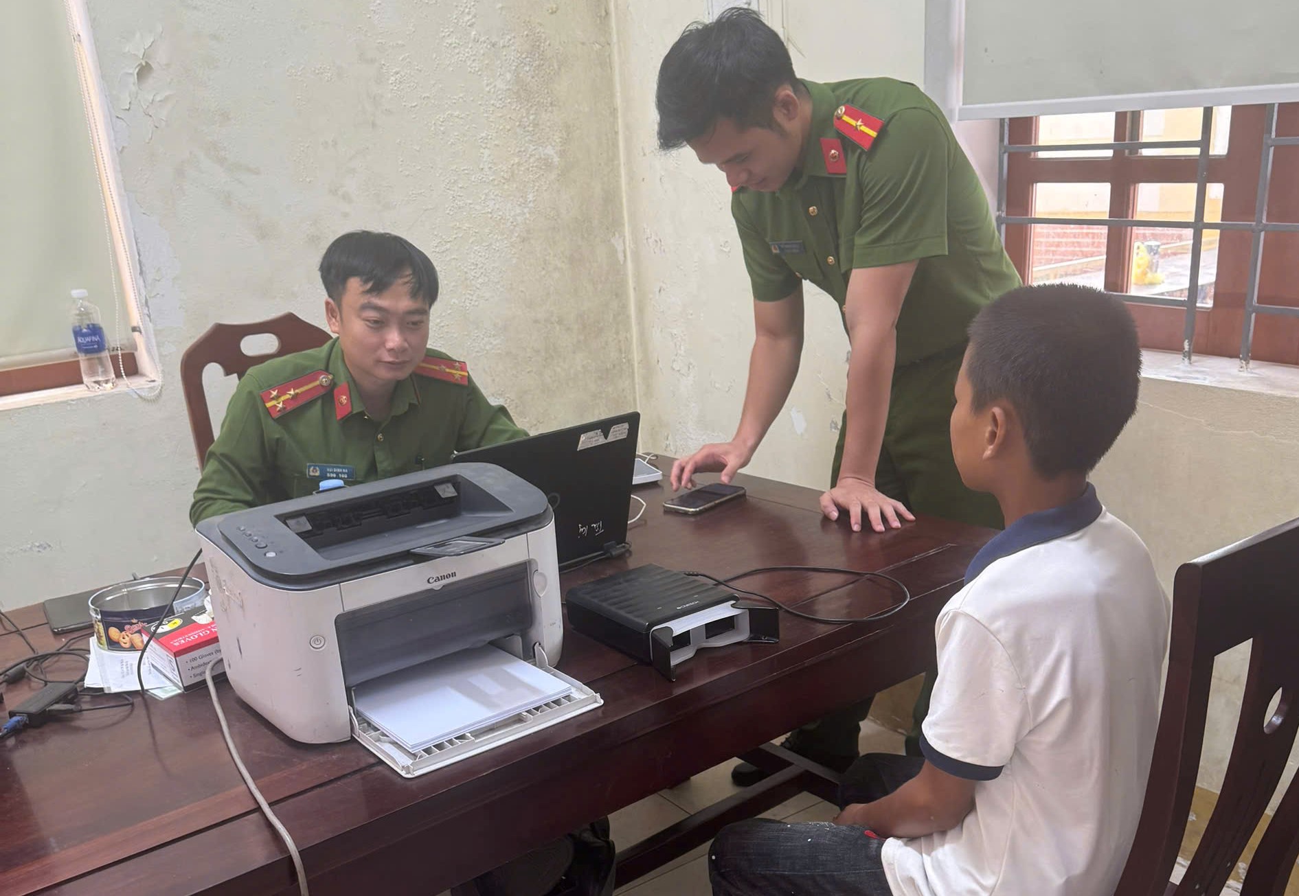 Em Đạt được Công an xã Tiên Đồng đưa đón đến điểm làm căn cước