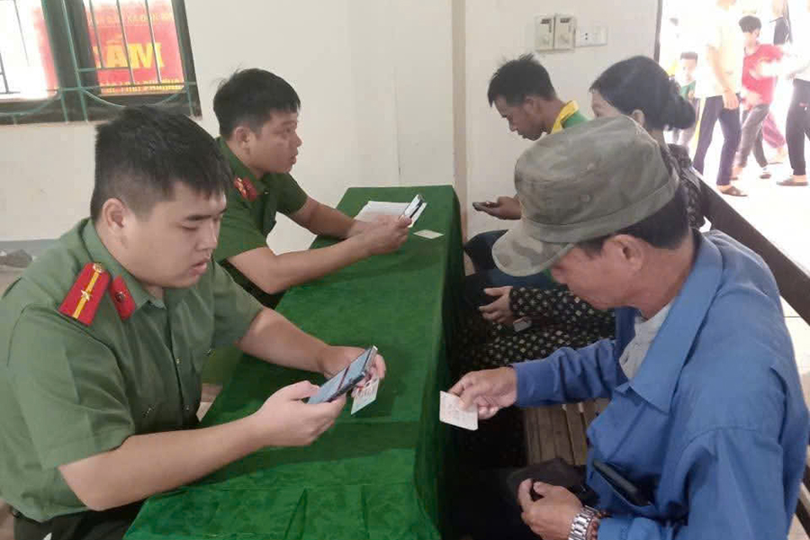 Cán bộ, chiến sĩ hướng dẫn người dân cài đặt, kích hoạt tài khoản định danh điện tử mức 2