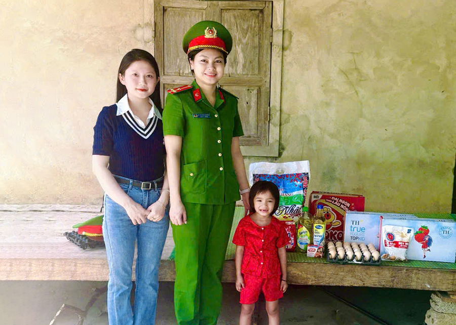 Hội Phụ nữ Công an xã Cam Phục thăm, tặng quà cháu Hoàng Thị Lê Na