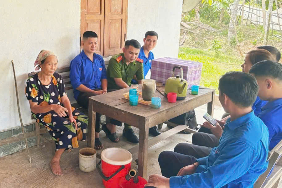 Công an xã thăm hỏi, tặng quà thương, bệnh binh, gia đình chính sách