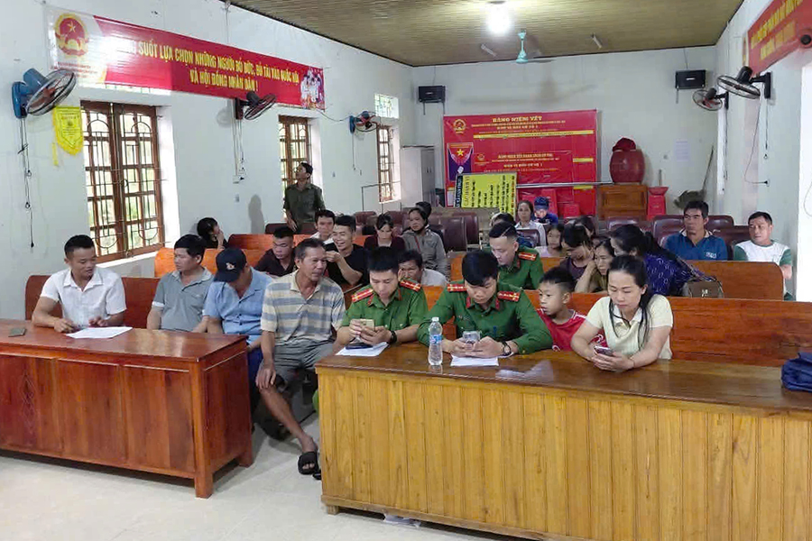 Cán bộ, chiến sĩ hỗ trợ người dân kích hoạt tài khoản định danh điện tử mức 2 trên ứng dụng VneID