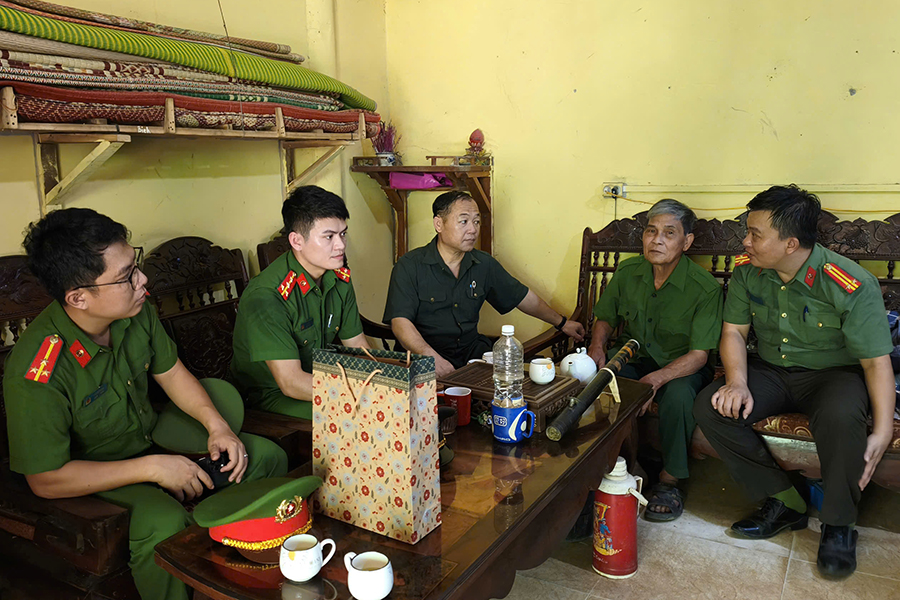 Cán bộ, chiến sĩ thăm hỏi, tặng quà thương, bệnh binh