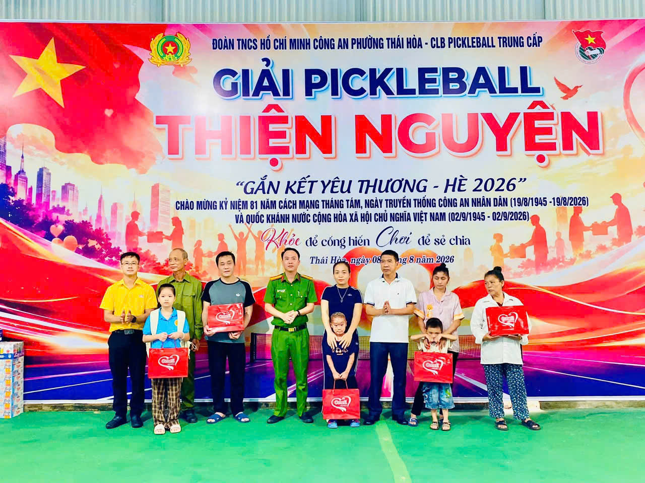 Trao quà tặng hộ gia đình và trẻ em có hoàn cảnh đặc biệt khó khăn