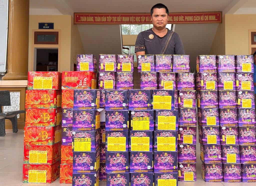 Đối tượng Đoàn Quý Hợi và số pháo hoa bị thu giữ