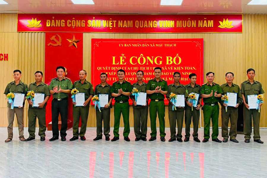 Trao Quyết định đến lực lượng tham gia bảo vệ an ninh trật tự ở cơ sở