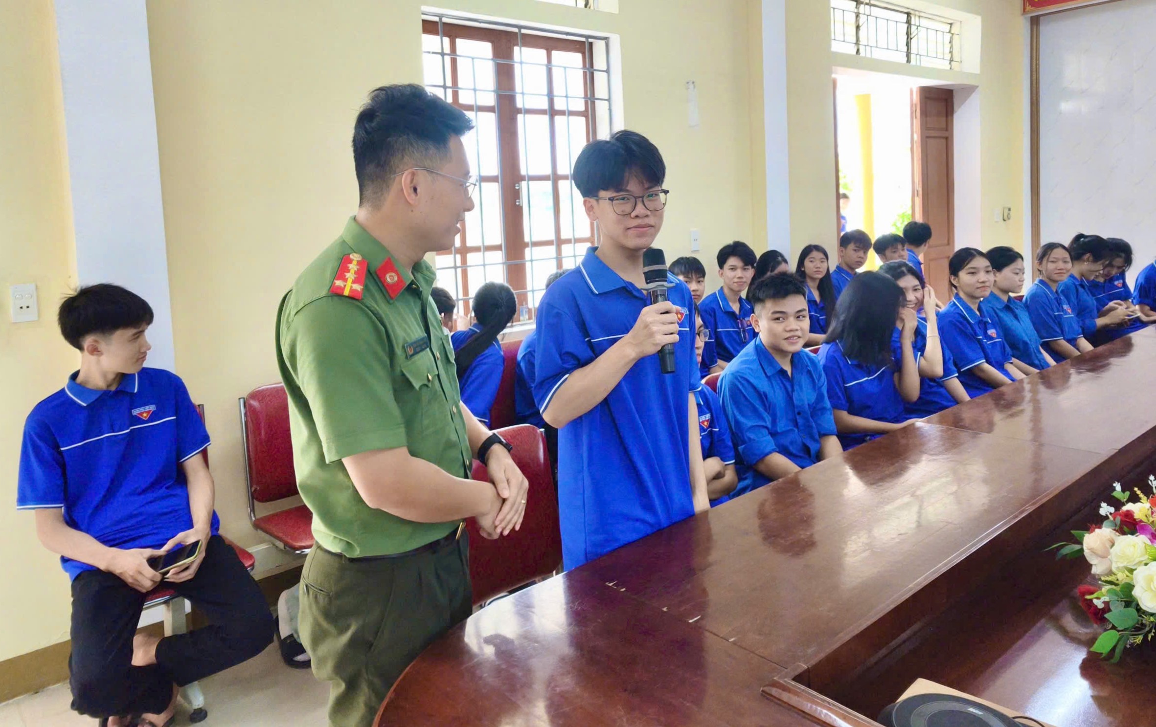 Công an xã Thiên Nhẫn tuyên truyền, phổ biến pháp luật về quản lý, sử dụng vũ khí, vật liệu nổ, công cụ hỗ trợ và pháo cho đoàn viên, thanh niên