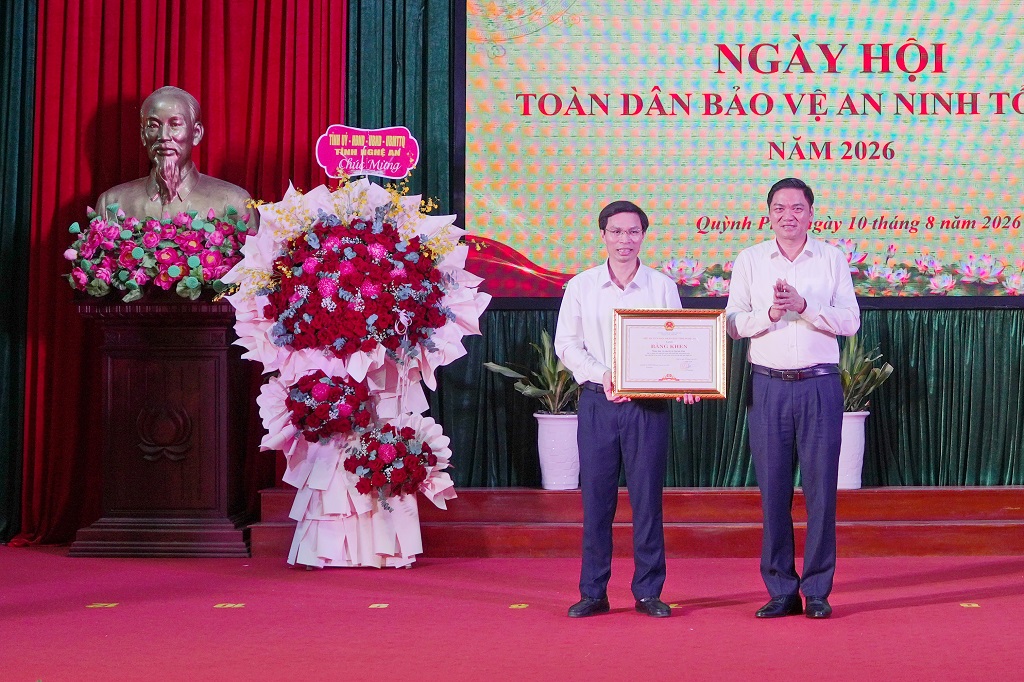Đồng chí Hoàng Nghĩa Hiếu trao Bằng khen của Chủ tịch UBND tỉnh tặng đại diện Nhân dân và cán bộ xã Quỳnh Phú