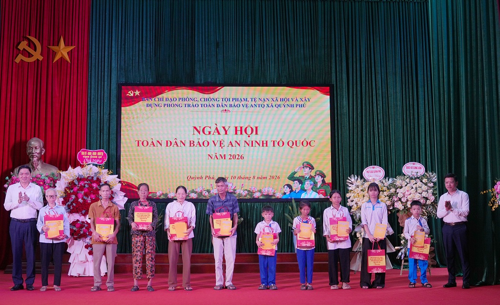 Đồng chí Hoàng Nghĩa Hiếu trao quà tặng hộ nghèo, gia đình chính sách xã Quỳnh Phú.