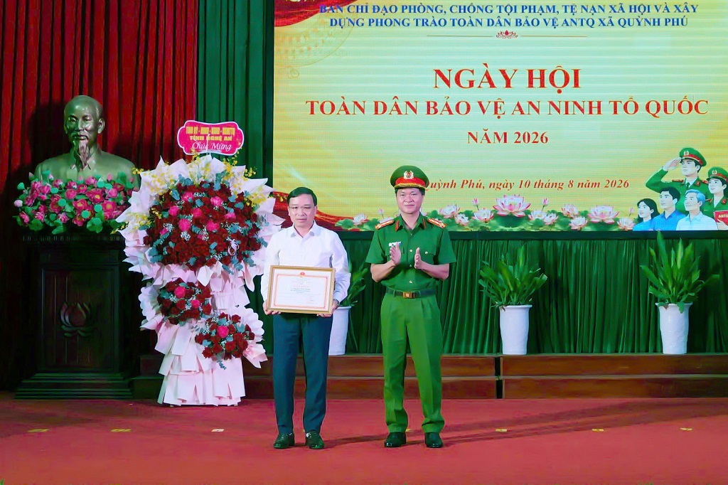 Đại tá Phạm Thành Long trao Giấy khen của Giám đốc Công an tỉnh đối với tập thể, cá nhân xuất sắc trong phong trào Toàn dân bảo vệ an ninh Tổ quốc.