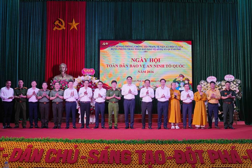 Đại biểu chụp ảnh lưu niệm