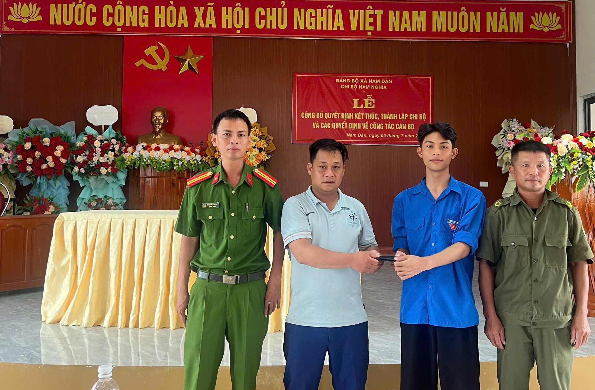 Trao trả tài sản đánh rơi cho người dân