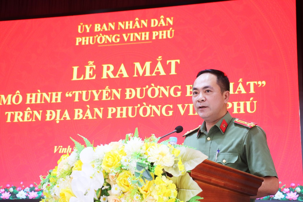 Đồng chí Thượng tá Trần Anh Tuấn, Phó Trưởng phòng Tham mưu Công an tỉnh phát biểu tại buổi lễ