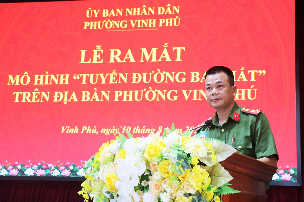 Đồng chí Trung tá Nguyễn Duy HIển, Phó Công an phường thông qua nội dung, mục tiêu của mô hình   