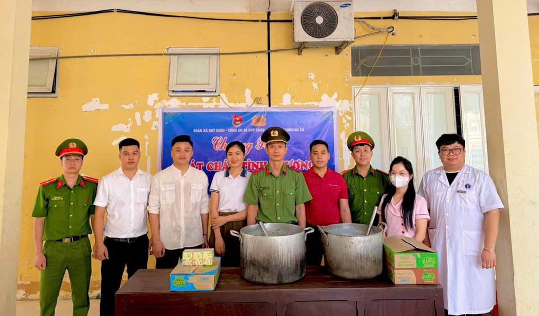 Công an xã Quỳ Châu tổ chức chương trình “Bát cháo tình thương”