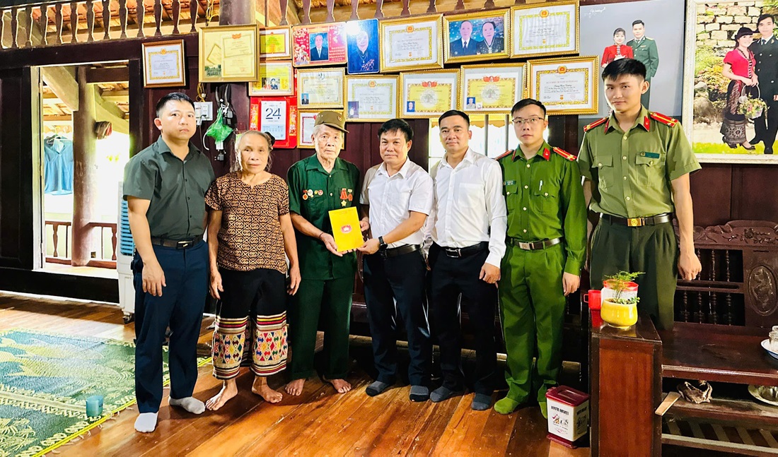 Công an xã Châu Tiến thăm hỏi, trao quà tặng thương binh, bệnh binh