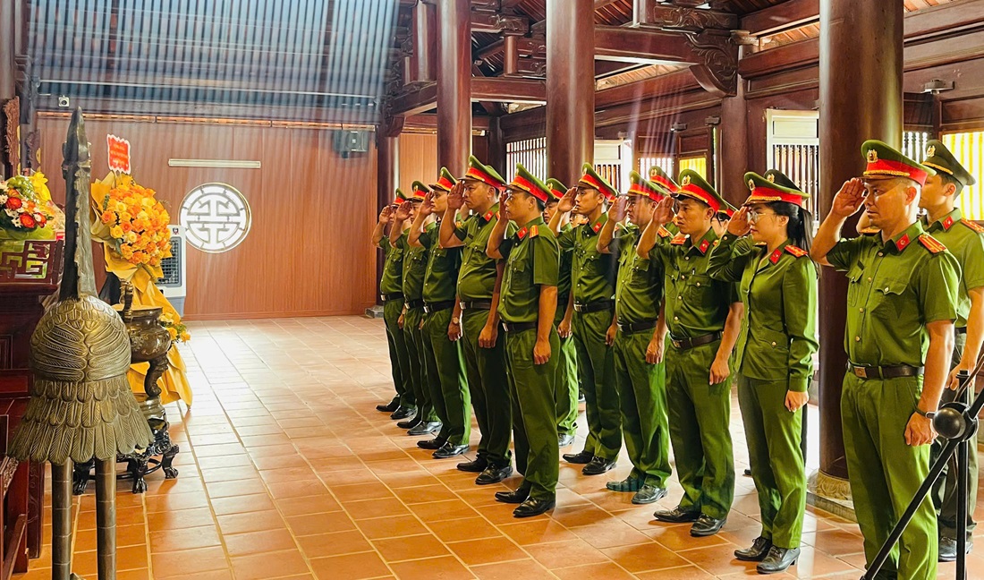 Công an xã Hưng Nguyên Nam dâng hoa, dâng hương tại địa chỉ đỏ