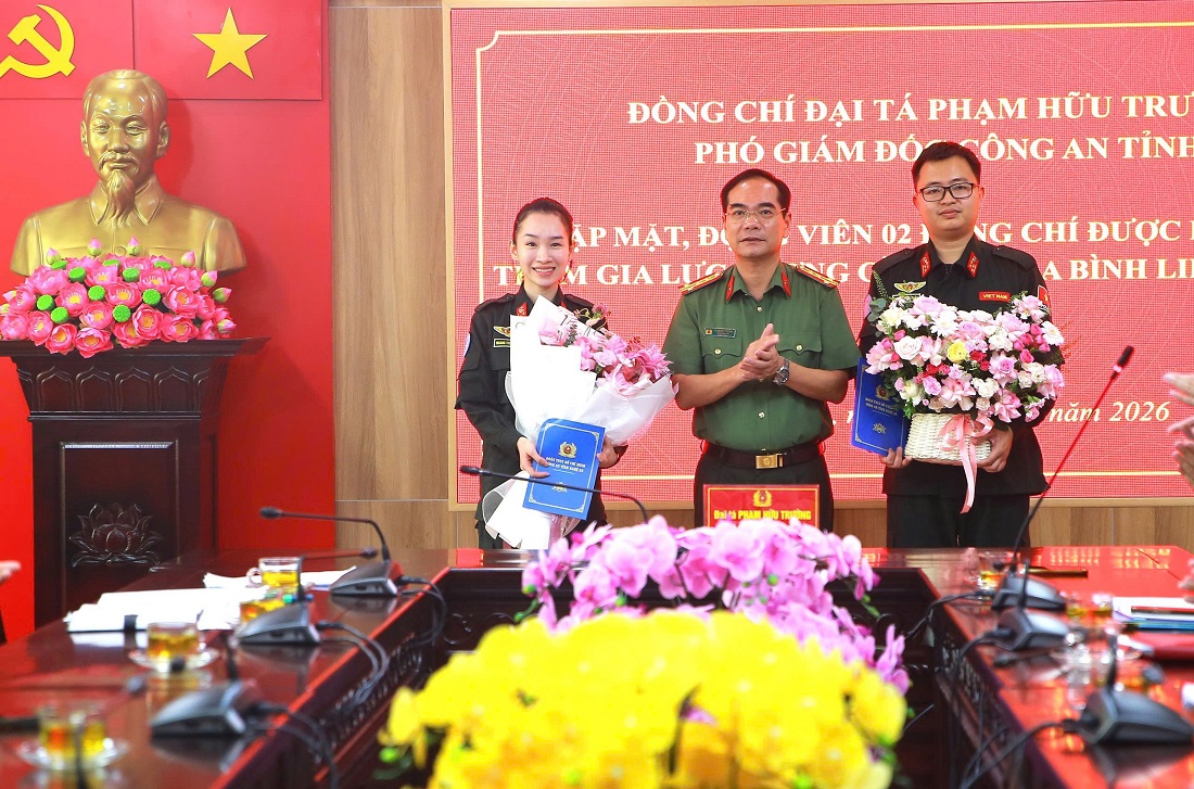 Đồng chí Đại tá Phạm Hữu Trường, Phó Giám đốc Công an tỉnh tặng hoa chúc mừng 02 sỹ quan được lựa chọn tham gia lực lượng gìn giữ hòa bình Liên hợp quốc