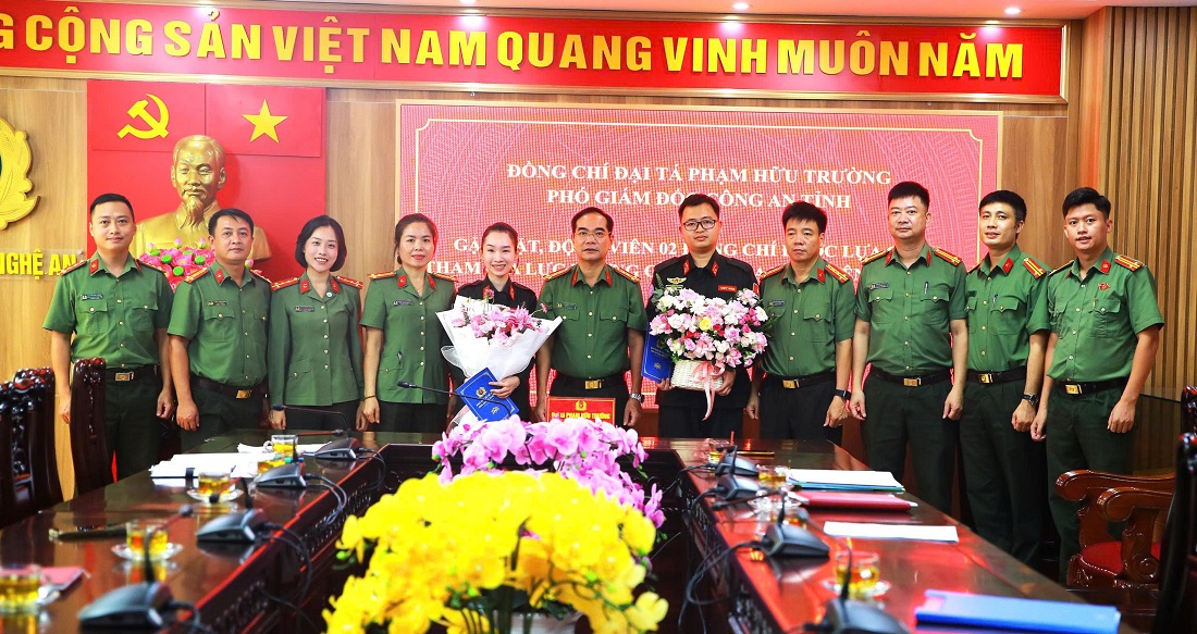Đồng chí Đại tá Phạm Hữu Trường, Phó Giám đốc Công an tỉnh và lãnh đạo các phòng, ban đoàn thể chúc mừng 02 đồng chí được lựa chọn tham gia lực lượng gìn giữ hòa bình Liên hợp quốc