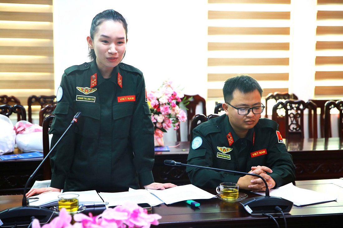 Đại úy Nguyễn Văn Tuấn và Đại úy Hoàng Thị Linh Chi phát biểu tại buổi gặp mặt