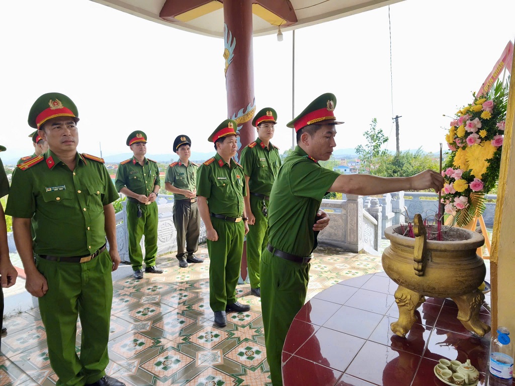 Công an xã thắp hương tri ân các Anh hùng liệt sỹ