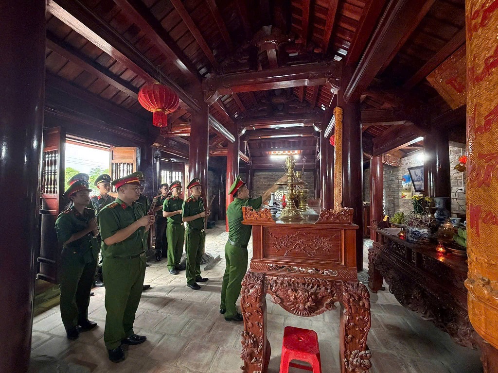 Công an xã dâng hương, dâng hoa tại Nghĩa trang Liệt sĩ 