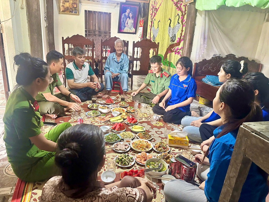 Công an xã Thiên Nhẫn phối hợp với Đoàn xã tổ chức thăm hỏi, tặng quà và nấu “Bữa cơm tri ân” tại gia đình ông Hoàng Nghĩa Thịnh, xóm Quảng Xá.