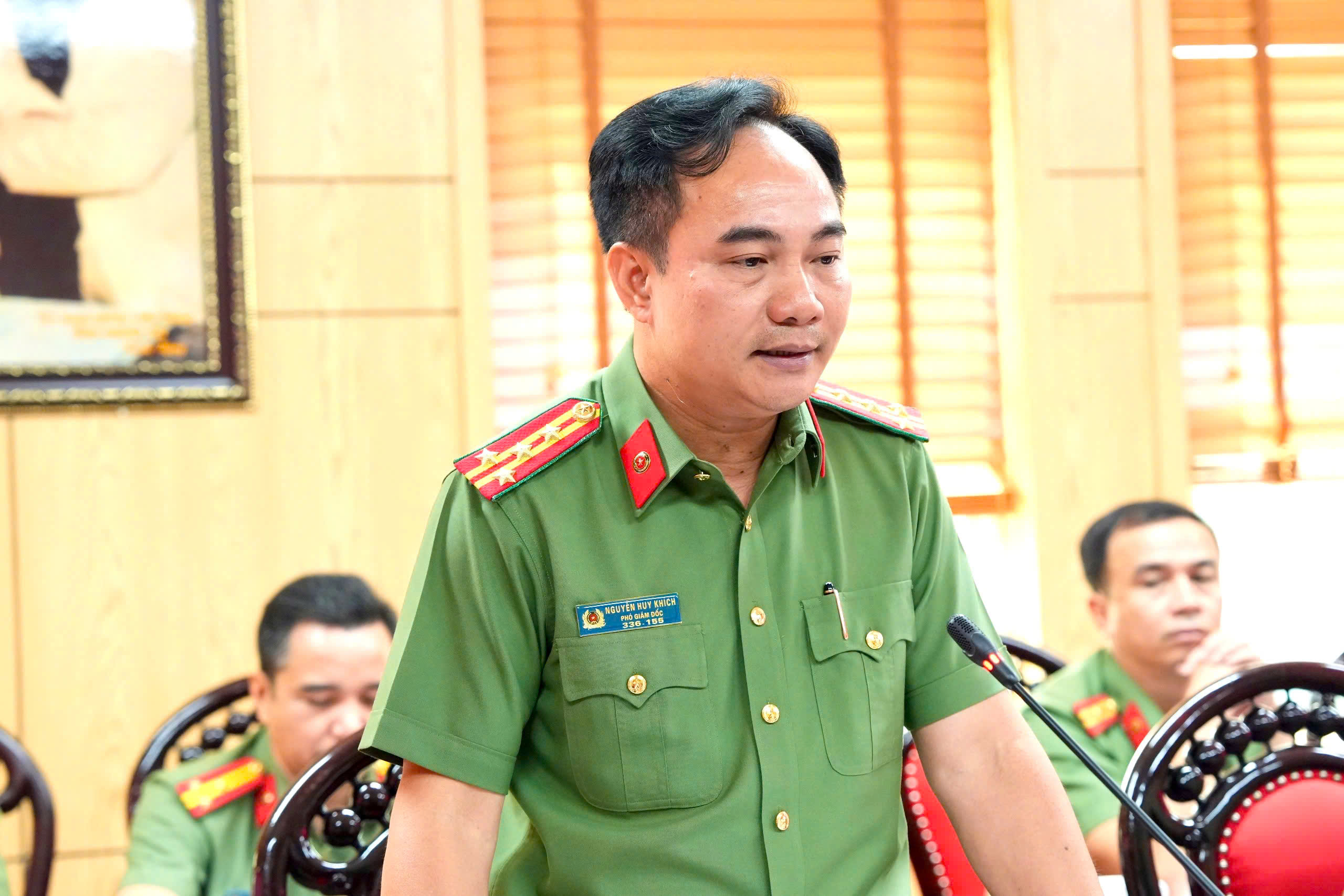 Đồng chí Đại tá Nguyễn Huy Khích, Ủy viên Ban Thường vụ Đảng ủy, Phó Giám đốc Công an tỉnh phát biểu