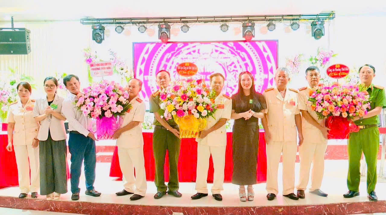 Tặng hoa Ban Chấp hành Hội Cựu CAND phường Thái Hòa nhiệm kỳ 2026 -2031