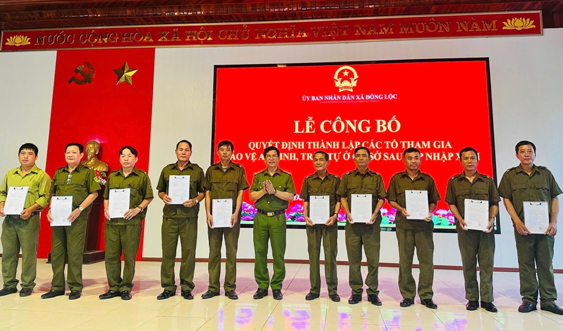 Công an xã Đông Lộc công bố quyết định về việc thành lập tổ bảo vệ an ninh, trật tự ở cơ sở