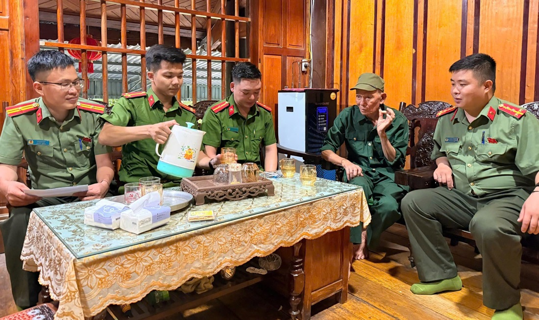 Phần quà thể hiện tình cảm, trách nhiệm của Công an xã Hùng Chân đối với gia đình chính sách, người có công với cách mạng.
