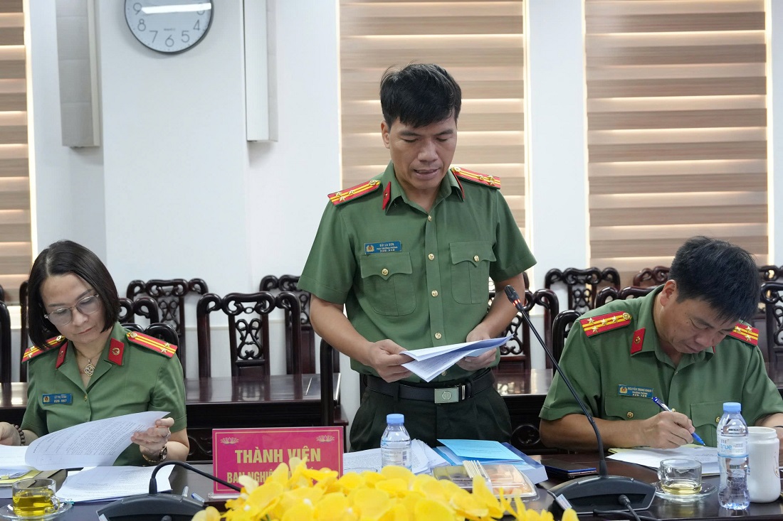 Đại diện Lãnh đạo Phòng Tham mưu, Thư ký đề tài trình bày báo cáo tóm tắt kết quả thực hiện đề tài